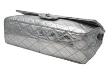 Load image into Gallery viewer, 極美品 CHANEL シャネル 2.55 ラージ Wフラップ Wチェーンショルダーバッグ A37590 11番台 ココマーク エイジドカーフ シルバー 中古 4b012515