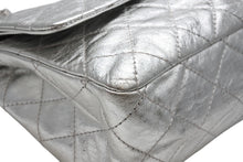 Load image into Gallery viewer, 極美品 CHANEL シャネル 2.55 ラージ Wフラップ Wチェーンショルダーバッグ A37590 11番台 ココマーク エイジドカーフ シルバー 中古 4b012515