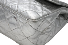 Load image into Gallery viewer, 極美品 CHANEL シャネル 2.55 ラージ Wフラップ Wチェーンショルダーバッグ A37590 11番台 ココマーク エイジドカーフ シルバー 中古 4b012515