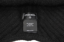 Load image into Gallery viewer, 新品未使用 CHANEL シャネル COCO NEIGE ココ ネージュ フライトキャップ AAB271 ココマーク カシミヤ シルク 中古 4b012516