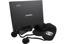 Load image into Gallery viewer, 新品未使用 CHANEL シャネル COCO NEIGE ココ ネージュ フライトキャップ AAB271 ココマーク カシミヤ シルク 中古 4b012516