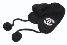 Load image into Gallery viewer, 新品未使用 CHANEL シャネル COCO NEIGE ココ ネージュ フライトキャップ AAB271 ココマーク カシミヤ シルク 中古 4b012516