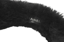 Load image into Gallery viewer, 極美品 CHANEL シャネル COCO NEIGE ココ ネージュ イヤーマフ AAB261 ココマーク ラムシアリング ホワイト ブラック 中古 4b012518