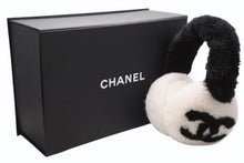 Load image into Gallery viewer, 極美品 CHANEL シャネル COCO NEIGE ココ ネージュ イヤーマフ AAB261 ココマーク ラムシアリング ホワイト ブラック 中古 4b012518