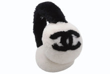 Load image into Gallery viewer, 極美品 CHANEL シャネル COCO NEIGE ココ ネージュ イヤーマフ AAB261 ココマーク ラムシアリング ホワイト ブラック 中古 4b012518