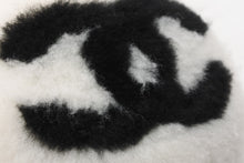 Load image into Gallery viewer, 極美品 CHANEL シャネル COCO NEIGE ココ ネージュ イヤーマフ AAB261 ココマーク ラムシアリング ホワイト ブラック 中古 4b012518