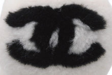 Load image into Gallery viewer, 極美品 CHANEL シャネル COCO NEIGE ココ ネージュ イヤーマフ AAB261 ココマーク ラムシアリング ホワイト ブラック 中古 4b012518