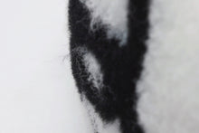 Load image into Gallery viewer, 極美品 CHANEL シャネル COCO NEIGE ココ ネージュ イヤーマフ AAB261 ココマーク ラムシアリング ホワイト ブラック 中古 4b012518