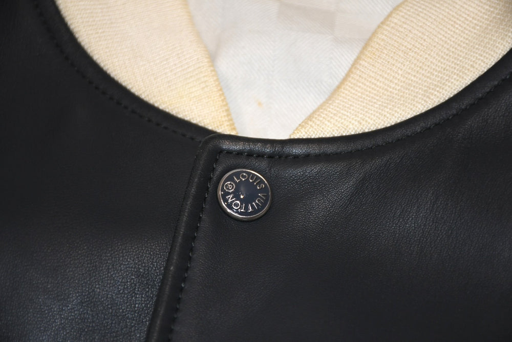 LOUIS VUITTON ルイヴィトン バーシティジャケット スタジャン RM101M MQLJ03K1T サイズ52 ラムスキン エンボスロゴ 美品 中古 4b012551