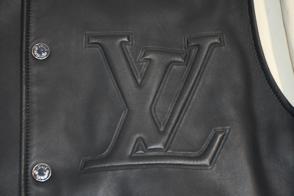 LOUIS VUITTON ルイヴィトン バーシティジャケット スタジャン RM101M MQLJ03K1T サイズ52 ラムスキン エンボスロゴ 美品 中古 4b012551