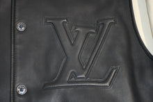 Load image into Gallery viewer, LOUIS VUITTON ルイヴィトン バーシティジャケット スタジャン RM101M MQLJ03K1T サイズ52 ラムスキン エンボスロゴ 美品 中古 4b012551