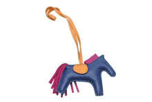 Load image into Gallery viewer, 極美品 HERMES エルメス ロデオPM チャーム A刻 ブルーサフィール ローズパープル ナチュラルサブレ アニョーミロ 2017年 中古 4b012558