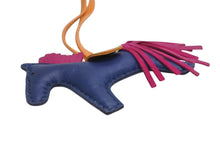 Load image into Gallery viewer, 極美品 HERMES エルメス ロデオPM チャーム A刻 ブルーサフィール ローズパープル ナチュラルサブレ アニョーミロ 2017年 中古 4b012558