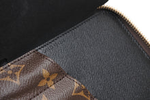 Load image into Gallery viewer, 新品未使用 LOUIS VUITTON ルイヴィトン x NIGO ニゴー 25SS Manicure Kit マニキュアキット GI1425 モノグラム ブラウン 中古 4b012568