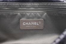 Load image into Gallery viewer, CHANEL シャネル 2.55 チェーンショルダーバッグ 12番台 ココマーク パンチングレザー ネイビー コンビ金具 金具 中古 4b012574
