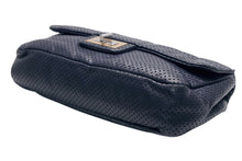 Load image into Gallery viewer, CHANEL シャネル 2.55 チェーンショルダーバッグ 12番台 ココマーク パンチングレザー ネイビー コンビ金具 金具 中古 4b012574
