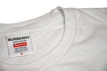 Load image into Gallery viewer, Supreme × BURBERRY シュプリーム×バーバリー 22SS ノバチェックボックスロゴ Ｔシャツ ホワイト ブラウン ベージュ コットン サイズS 美品 中古 4b012581