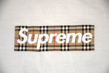 Load image into Gallery viewer, Supreme × BURBERRY シュプリーム×バーバリー 22SS ノバチェックボックスロゴ Ｔシャツ ホワイト ブラウン ベージュ コットン サイズS 美品 中古 4b012581