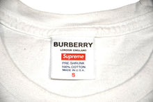 Load image into Gallery viewer, Supreme × BURBERRY シュプリーム×バーバリー 22SS ノバチェックボックスロゴ Ｔシャツ ホワイト ブラウン ベージュ コットン サイズS 美品 中古 4b012581