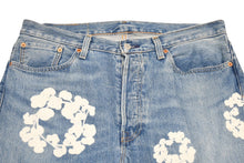 Load image into Gallery viewer, Denim Tears リーバイス×デニムティアーズ デニムパンツ 501 ブルー ホワイト コットン ポリエステル Ｗ34 Ｌ34 中古 良品 4b012679