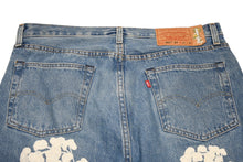 Load image into Gallery viewer, Denim Tears リーバイス×デニムティアーズ デニムパンツ 501 ブルー ホワイト コットン ポリエステル Ｗ34 Ｌ34 中古 良品 4b012679