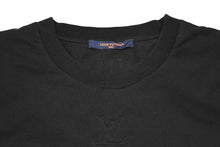 Load image into Gallery viewer, 極美品 LOUIS VUITTON ルイヴィトン 23AW 半袖Tシャツ RM241Q DT3 HNY55W サイズ4L エンボスロゴ ブラック 中古 4b012688