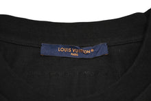 Load image into Gallery viewer, 極美品 LOUIS VUITTON ルイヴィトン 23AW 半袖Tシャツ RM241Q DT3 HNY55W サイズ4L エンボスロゴ ブラック 中古 4b012688