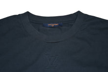 Load image into Gallery viewer, 極美品 LOUIS VUITTON ルイヴィトン エンボスロゴ インサイドアウト 半袖Tシャツ RM231Q DT3 HNY55W ネイビー サイズ4L 中古 4b012689