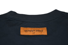 Load image into Gallery viewer, 極美品 LOUIS VUITTON ルイヴィトン エンボスロゴ インサイドアウト 半袖Tシャツ RM231Q DT3 HNY55W ネイビー サイズ4L 中古 4b012689