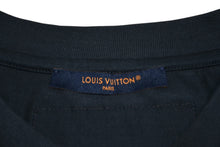 Load image into Gallery viewer, 極美品 LOUIS VUITTON ルイヴィトン エンボスロゴ インサイドアウト 半袖Tシャツ RM231Q DT3 HNY55W ネイビー サイズ4L 中古 4b012689
