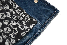 Load image into Gallery viewer, 極美品 CHANEL シャネル ノーカラー メンズ デニムジャケット P80314V72824 サイズ50 ココマーク ブルー G-DRAGON着用 カメリア ハート 中古 4b012738