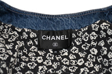 Load image into Gallery viewer, 極美品 CHANEL シャネル ノーカラー メンズ デニムジャケット P80314V72824 サイズ50 ココマーク ブルー G-DRAGON着用 カメリア ハート 中古 4b012738