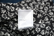 Load image into Gallery viewer, 極美品 CHANEL シャネル ノーカラー メンズ デニムジャケット P80314V72824 サイズ50 ココマーク ブルー G-DRAGON着用 カメリア ハート 中古 4b012738