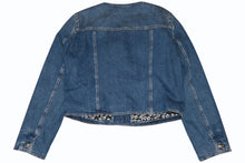 Load image into Gallery viewer, 極美品 CHANEL シャネル ノーカラー メンズ デニムジャケット P80314V72824 サイズ50 ココマーク ブルー G-DRAGON着用 カメリア ハート 中古 4b012738