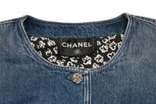 Load image into Gallery viewer, 極美品 CHANEL シャネル ノーカラー メンズ デニムジャケット P80314V72824 サイズ50 ココマーク ブルー G-DRAGON着用 カメリア ハート 中古 4b012738