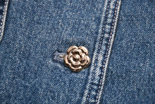 Load image into Gallery viewer, 極美品 CHANEL シャネル ノーカラー メンズ デニムジャケット P80314V72824 サイズ50 ココマーク ブルー G-DRAGON着用 カメリア ハート 中古 4b012738
