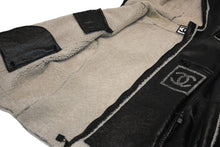 Load image into Gallery viewer, 極美品 CHANEL シャネル スポーツライン メンズ ムートンジャケット P33734W04172 サイズ50 ココマーク ブラック 中古 4b012756