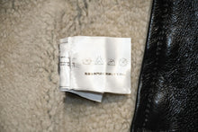 Load image into Gallery viewer, 極美品 CHANEL シャネル スポーツライン メンズ ムートンジャケット P33734W04172 サイズ50 ココマーク ブラック 中古 4b012756