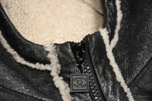 Load image into Gallery viewer, 極美品 CHANEL シャネル スポーツライン メンズ ムートンジャケット P33734W04172 サイズ50 ココマーク ブラック 中古 4b012756