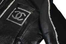 Load image into Gallery viewer, 極美品 CHANEL シャネル スポーツライン メンズ ムートンジャケット P33734W04172 サイズ50 ココマーク ブラック 中古 4b012756