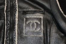 Load image into Gallery viewer, 極美品 CHANEL シャネル スポーツライン メンズ ムートンジャケット P33734W04172 サイズ50 ココマーク ブラック 中古 4b012756