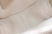 Load image into Gallery viewer, 新品未使用 CHANEL シャネル 25AW ハートバッグチャーム AP4838 ランダム番台 ココマーク マトラッセ ラムスキン ゴールド 中古 4b012785