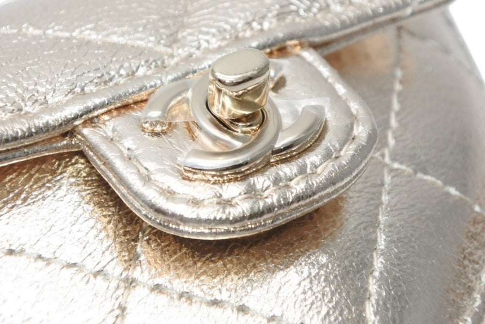 New and unused CHANEL 25AW Heart Bag Charm AP4838 Random Number Coco Mark Matelasse Lambskin Gold Used 4b012785