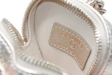 Load image into Gallery viewer, 新品未使用 CHANEL シャネル 25AW ハートバッグチャーム AP4838 ランダム番台 ココマーク マトラッセ ラムスキン ゴールド 中古 4b012785