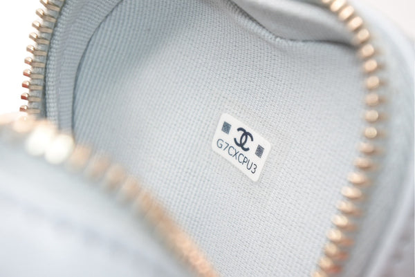 新品未使用 CHANEL シャネル 25AW ハートバッグチャーム AP4838 ランダム番台 ココマーク マトラッセ ラムスキン ライトブルー 中古 4b012786