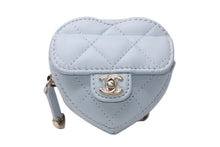 Load image into Gallery viewer, 新品未使用 CHANEL シャネル 25AW ハートバッグチャーム AP4838 ランダム番台 ココマーク マトラッセ ラムスキン ライトブルー 中古 4b012786