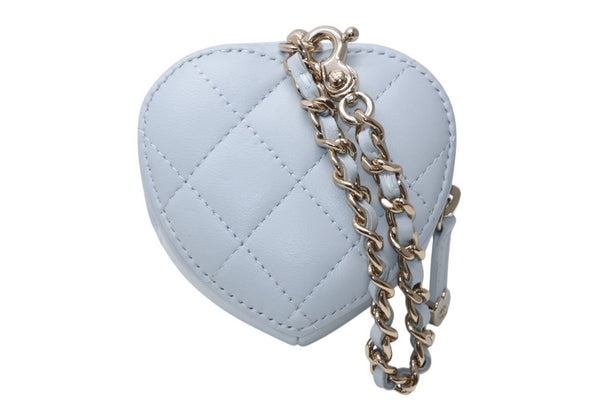 新品未使用 CHANEL シャネル 25AW ハートバッグチャーム AP4838 ランダム番台 ココマーク マトラッセ ラムスキン ライトブルー 中古 4b012786