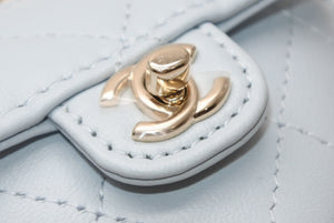新品未使用 CHANEL シャネル 25AW ハートバッグチャーム AP4838 ランダム番台 ココマーク マトラッセ ラムスキン ライトブルー 中古 4b012786