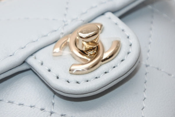 新品未使用 CHANEL シャネル 25AW ハートバッグチャーム AP4838 ランダム番台 ココマーク マトラッセ ラムスキン ライトブルー 中古 4b012786