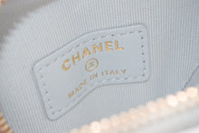 Load image into Gallery viewer, 新品未使用 CHANEL シャネル 25AW ハートバッグチャーム AP4838 ランダム番台 ココマーク マトラッセ ラムスキン ライトブルー 中古 4b012786